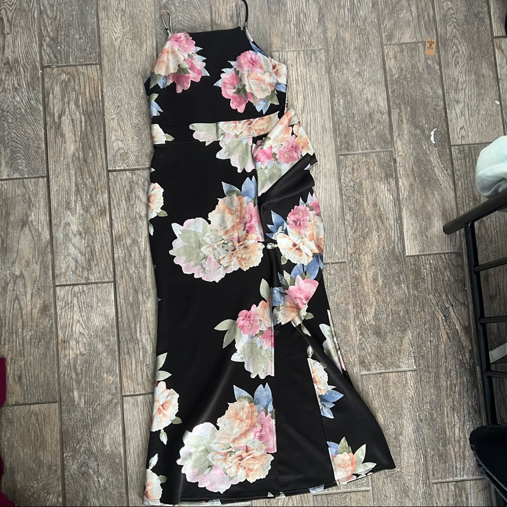 Black flower dress with slit on the leg front